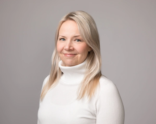 Hymyilevä nainen cv-kuvassa.