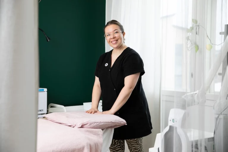 Sky-kosmetologi Linda Holidei-kauneushoitolassaan.