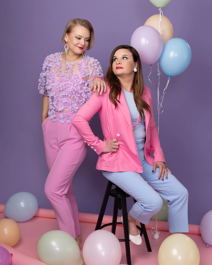 Henkilökuvaus studiossa värikkäällä taustalla