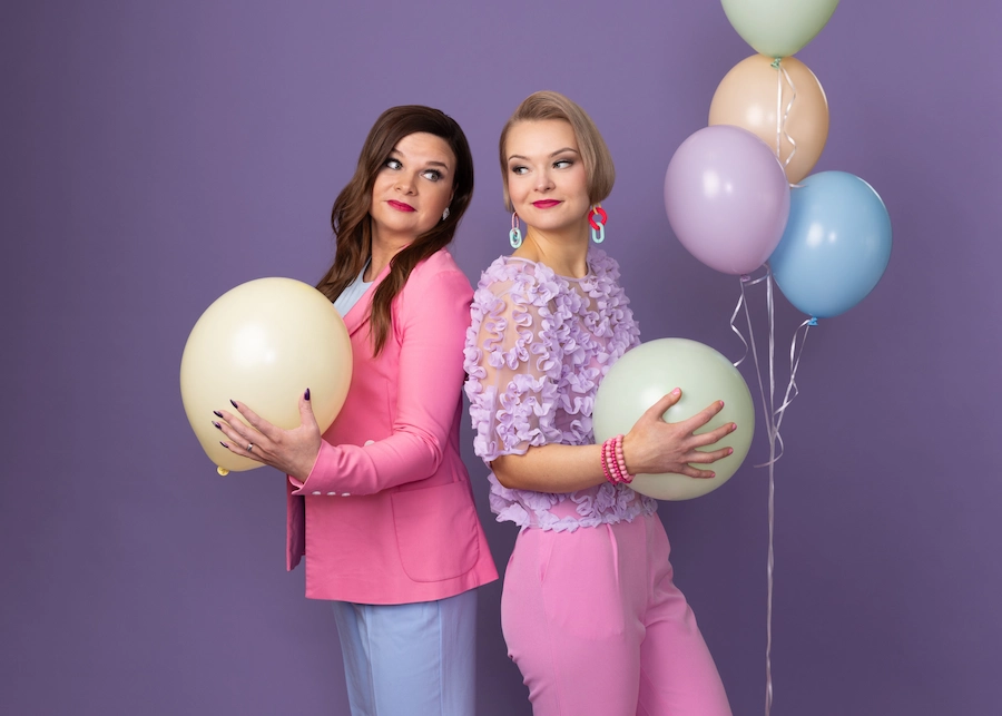 Yrityskuvaus studiossa värikkäällä taustalla