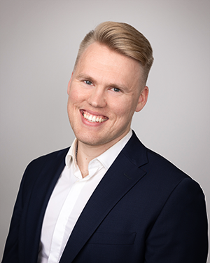 Ammatillinen profiilikuva CV:tä ja LinkedIniä varten studiossa Tampereella
