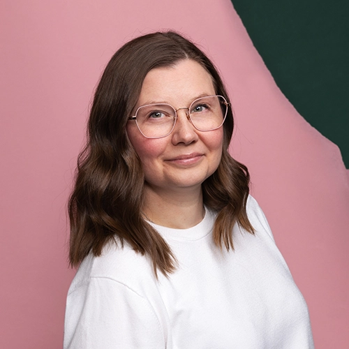 Valokuvaaja Petra Vii kuva studiossa Tampereella